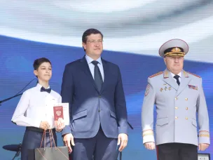 Глеб Никитин и Юрий Арсентьев вручили паспорта нижегородским школьникам в День России